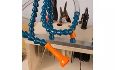 Bringen Sie das Abgas an