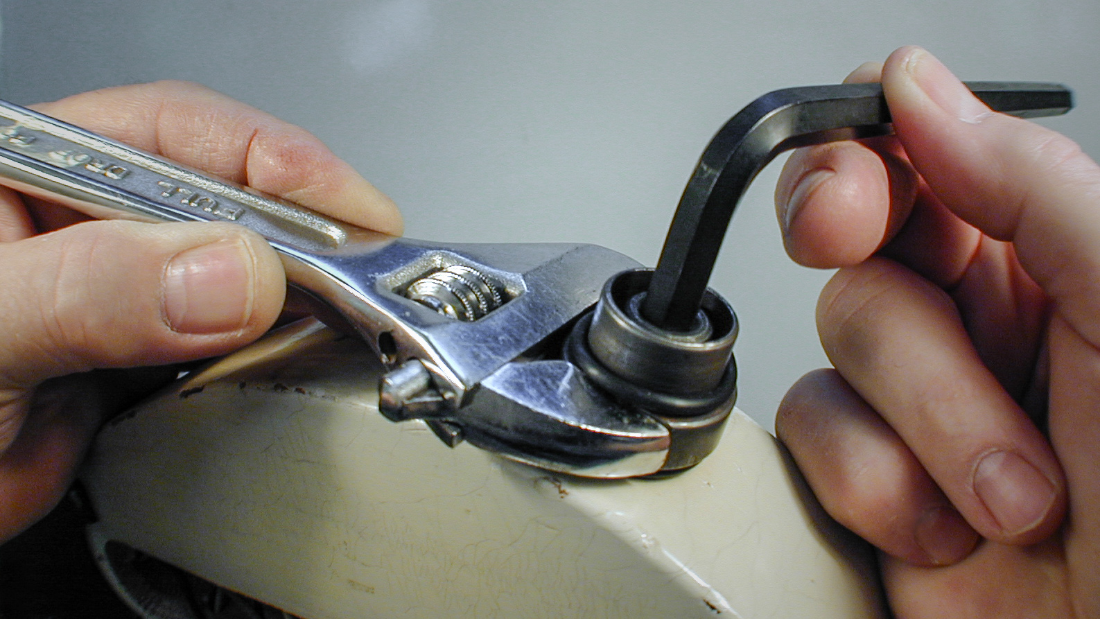 Zwei Möglichkeiten, die wackelige Eingangsbuchse eines Telecaster zu reparieren