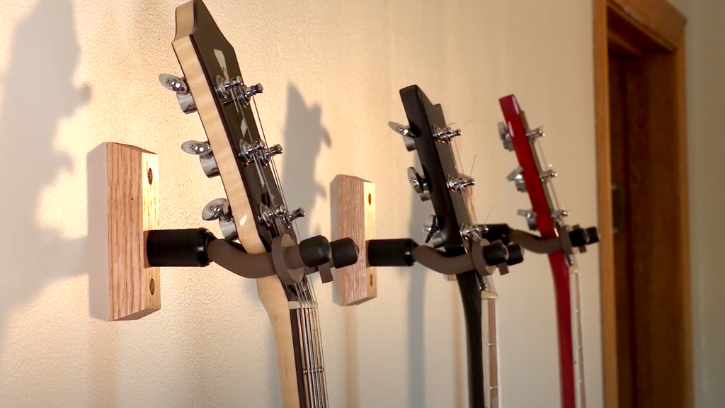 Wie man eine Gitarre an der Wand aufhängt