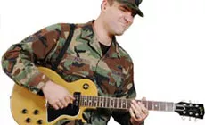 Denny Pack spielt Gitarre