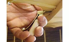 Aufbringen von Titebond-Klebestoff mit dem Klebekeil