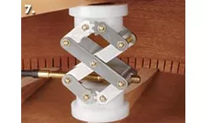 Drücken Sie die Stütze in die richtige Position und reinigen Sie den Kleber ausgepresst