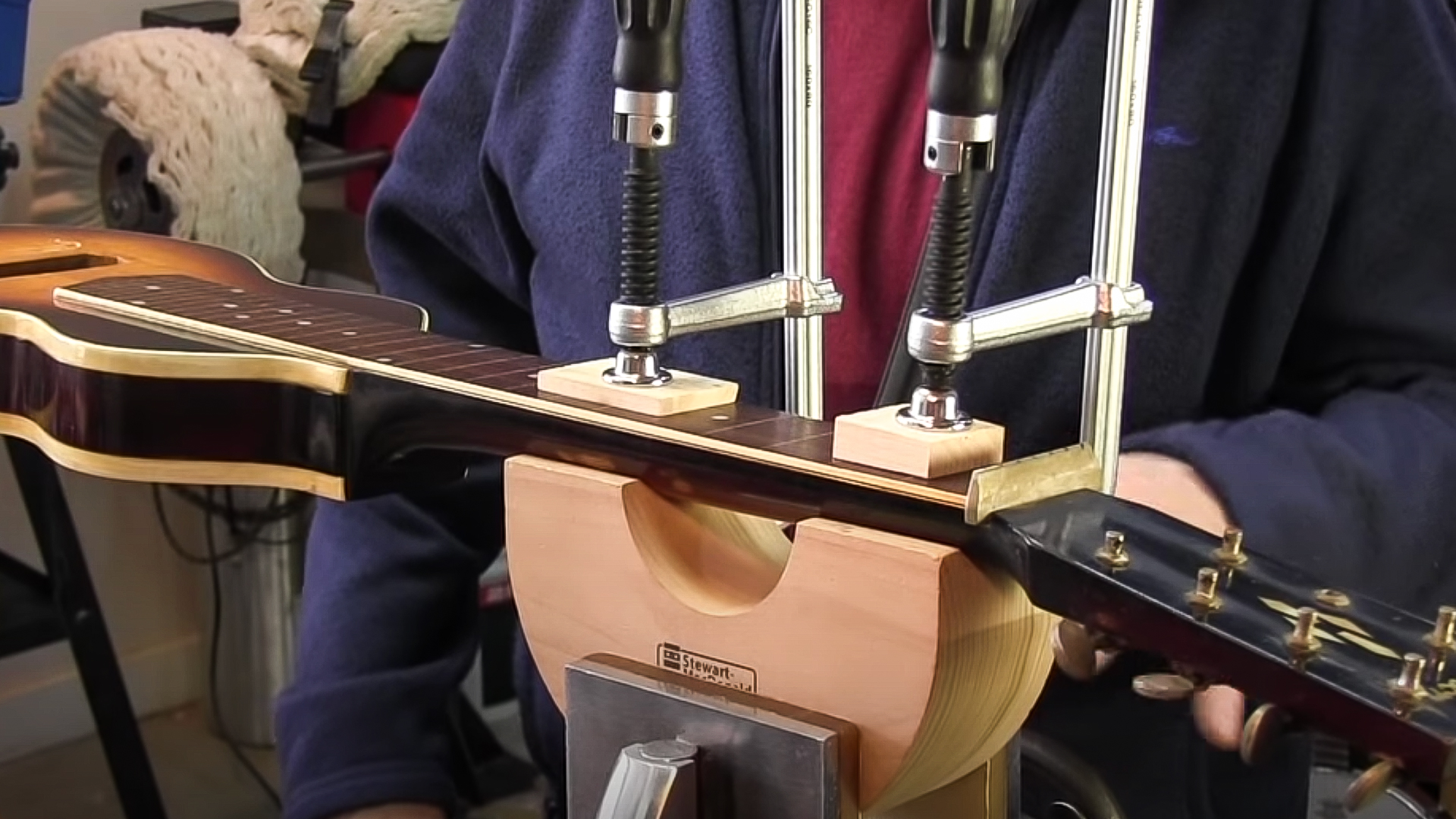 Einen Gitarrenhals wirklich festklemmen (ohne Schaden)