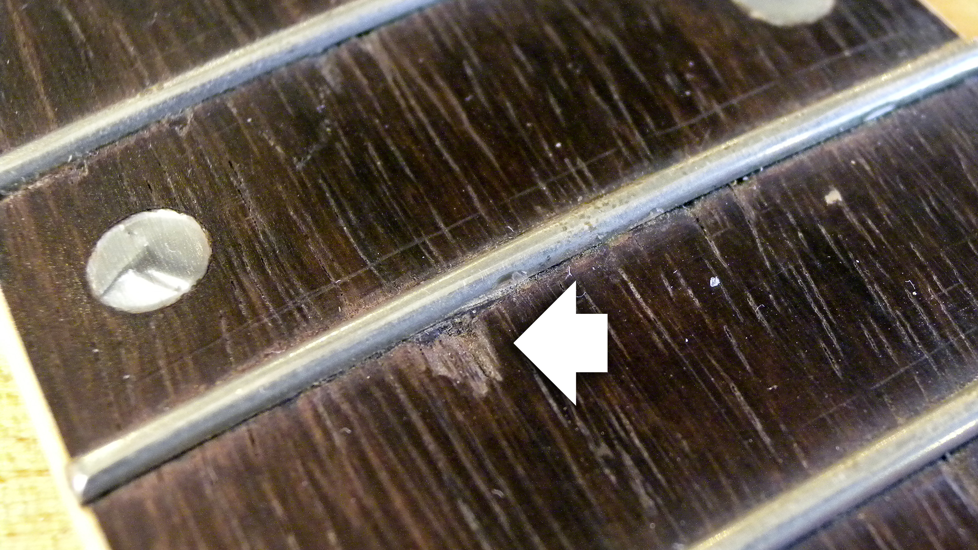 Reinigung nach schlapper Haarspanung: Chips in der Fingerplatte fixieren