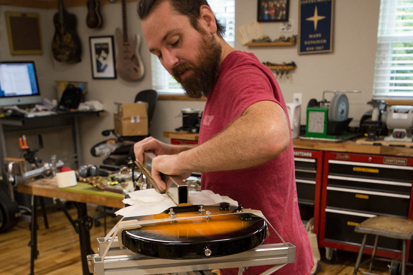 Mann nivelliert Ärger mit Fret/Fingerboard-Nivellierung im Hals-Rig