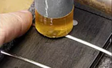 Hämmern von Haarkränzen mit einem Hämmer