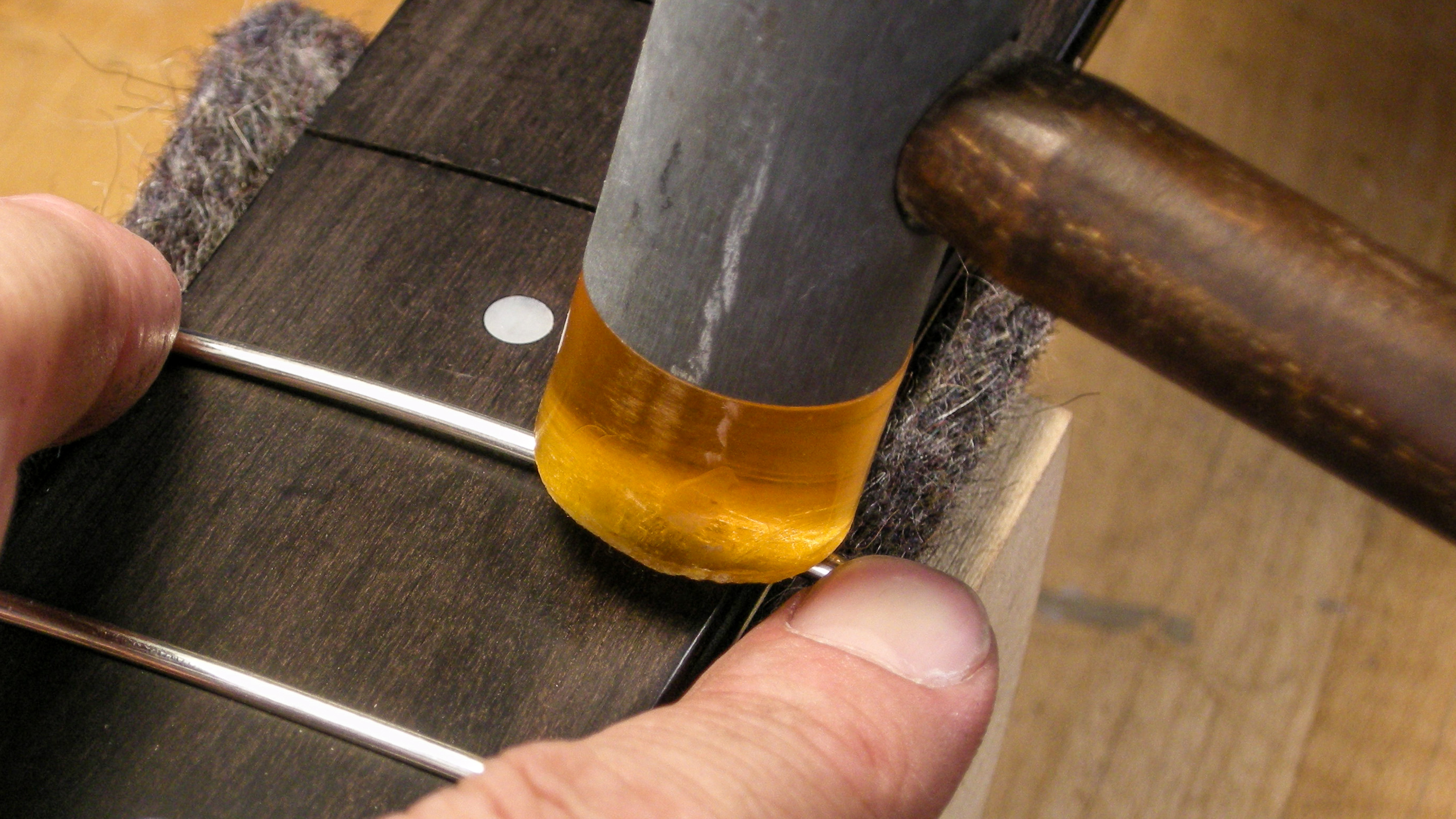 Wie man einen Fret Hammer verwendet