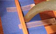 Reinigung unter den Klammern mit Vakuum