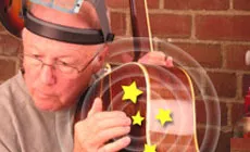 Dan klopft auf die Gitarre