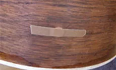 Stopfen an Ort und Stelle geklebt