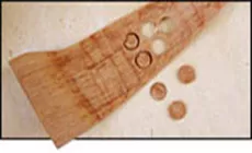 Stopfen mit verbogenem Holzschrott