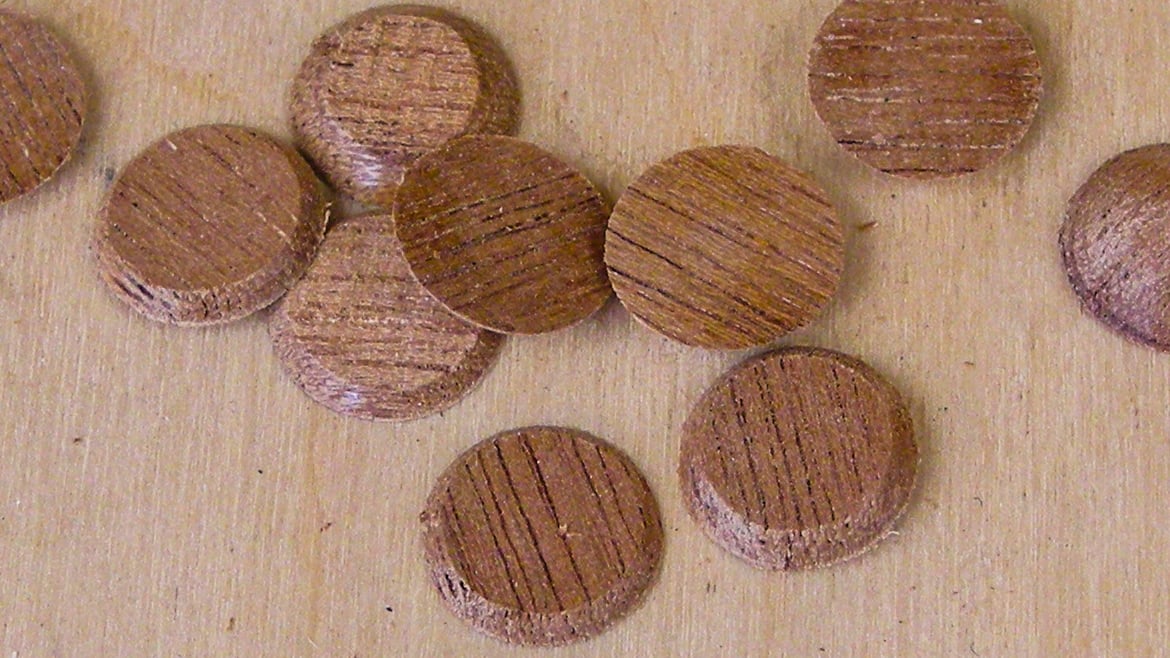 Ein Loch in eine Gitarre kleben: Der BridgeSaver ist auch ein HolePlugger