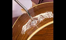 Den Klebstoff in den Riss pumpen.