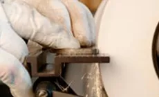 Schleifen Sie leicht auf der exakten Mitte um den Schaber herum.