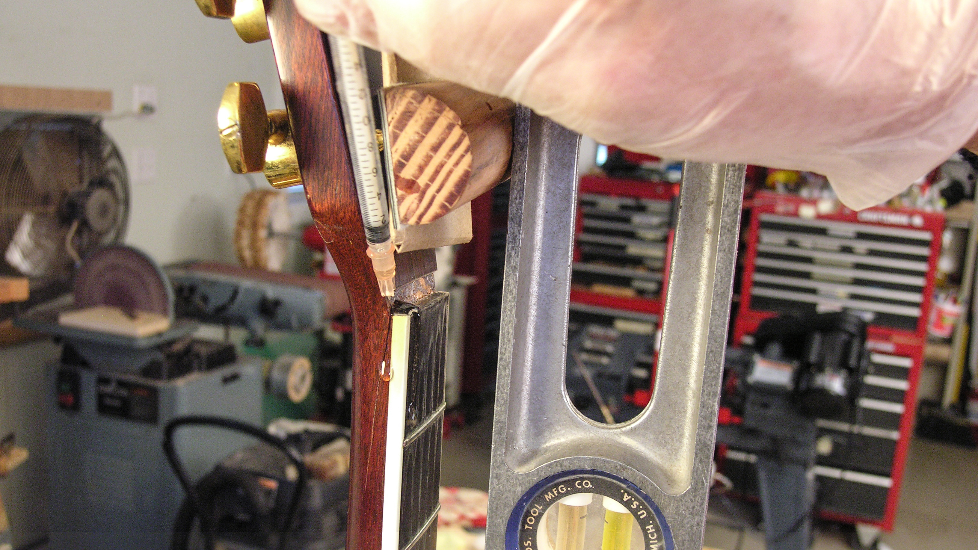 Warum Versteckkleber am besten für diesen rissigen Hals geeignet ist