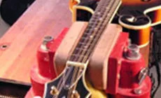 Mandolin im Reparaturschraubstock
