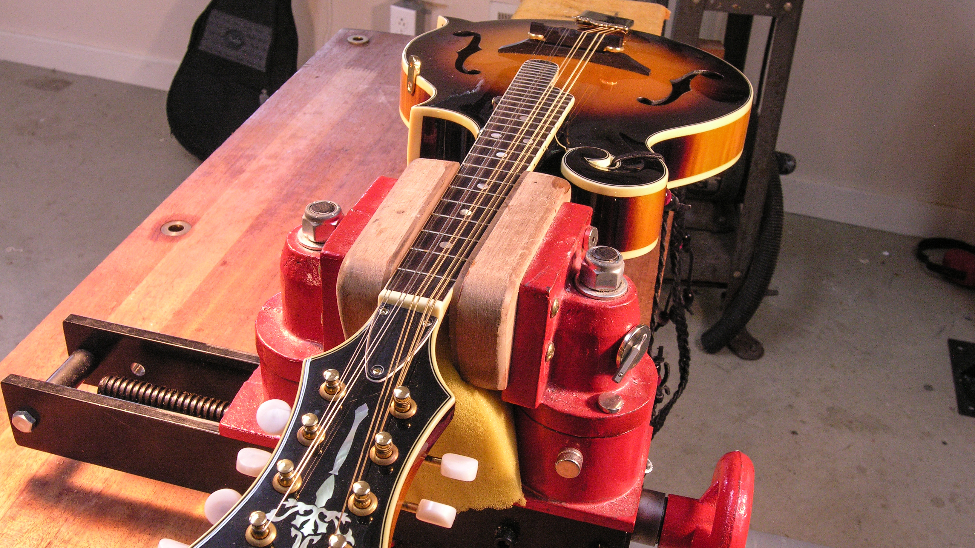 eBay-Mandolin: Fritteusenarbeit und Verwendung von JB Weld zum Wiederaufbau einer Strangpressmutter