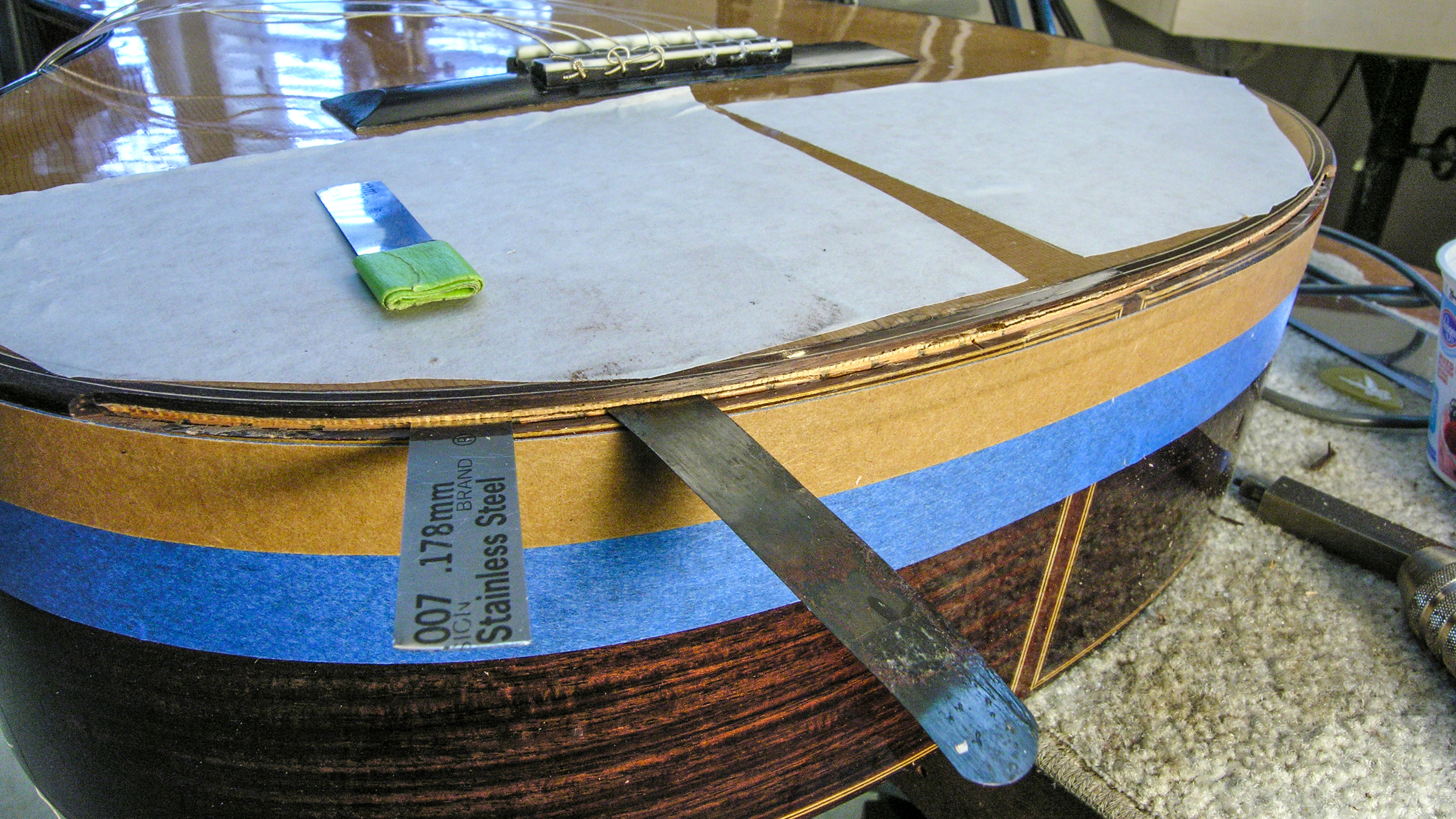 Wie fixiere ich diese Gitarre, wenn mein Ellbogen im Schallloch festsitzt?