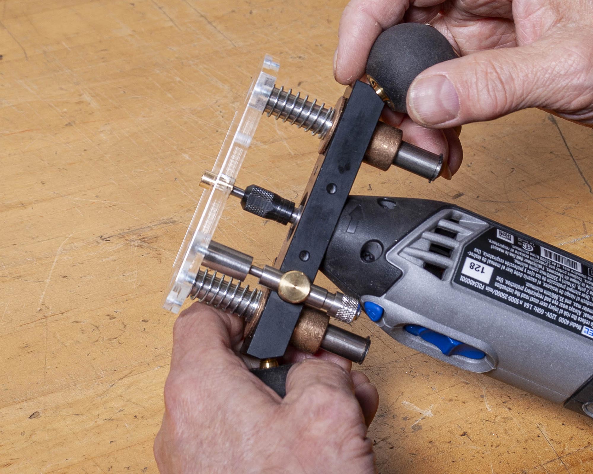 Richten Sie das Werkzeug auf die Basis aus.