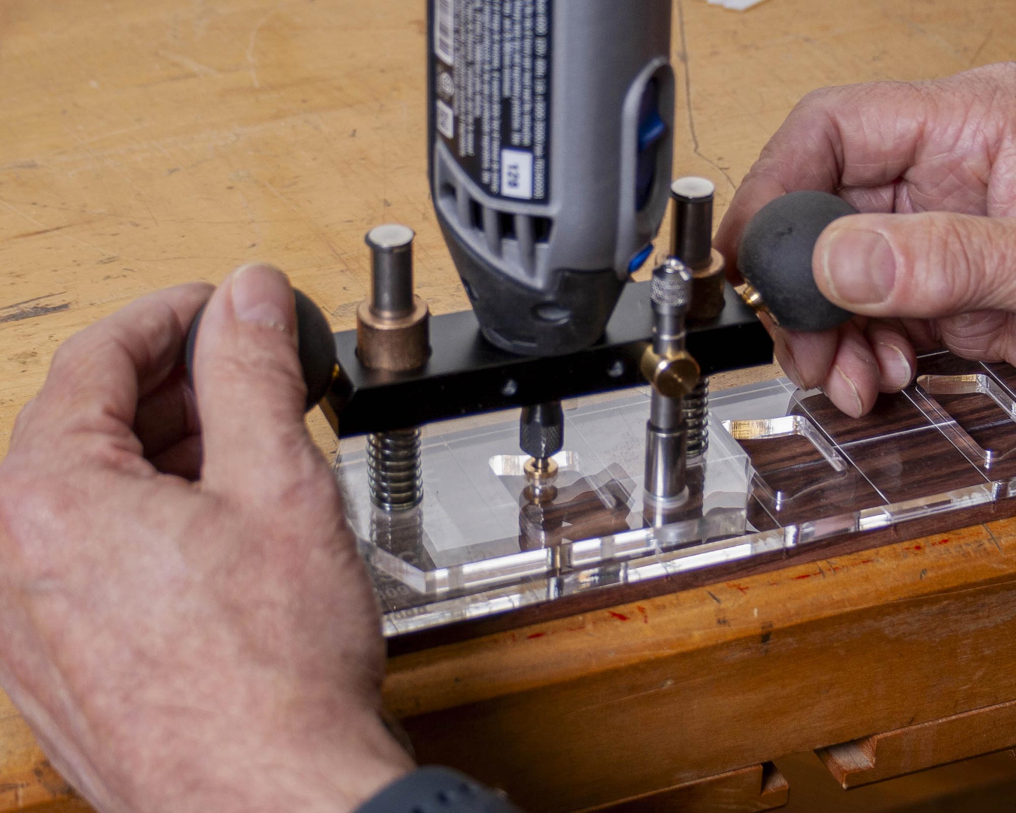 Stellen Sie den Anschlag für die Tauchtiefe ein.