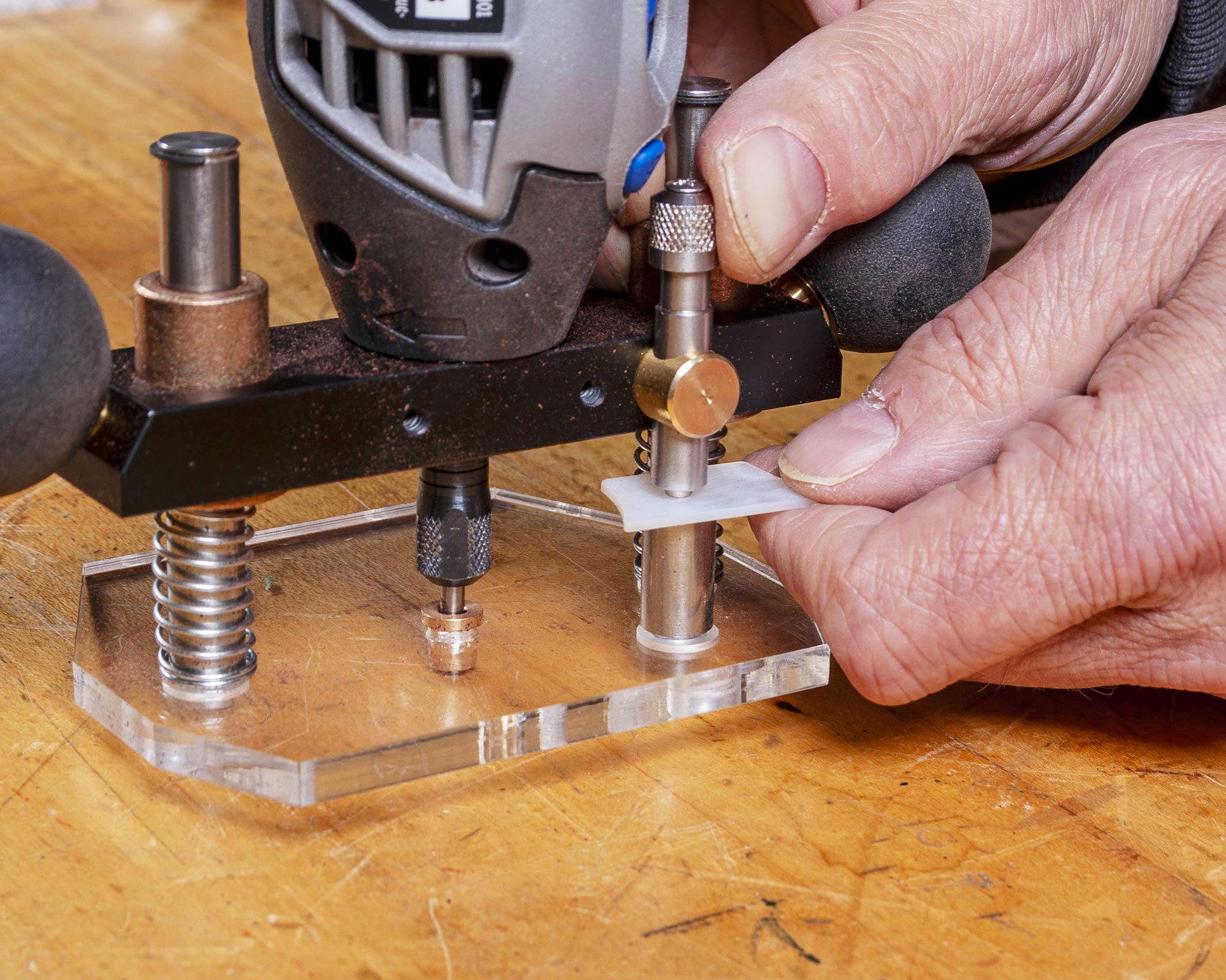 Stellen Sie den Mikrotiefenanschlag ein.