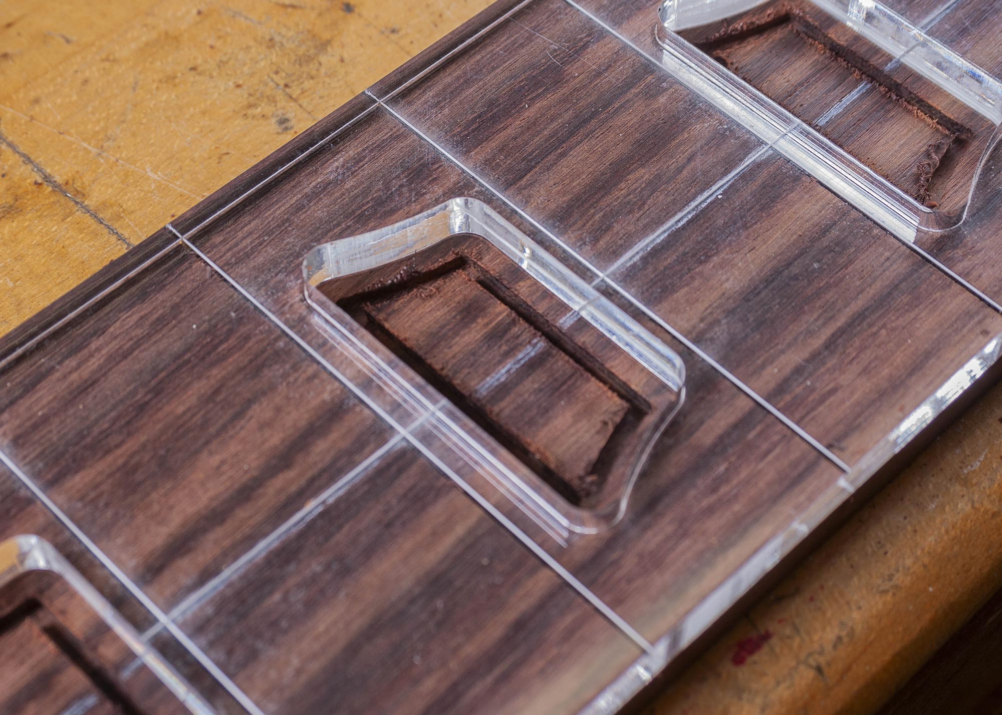 Den Umfang der Tasche fräsen.