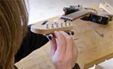 Hals auf Geradheit prüfen