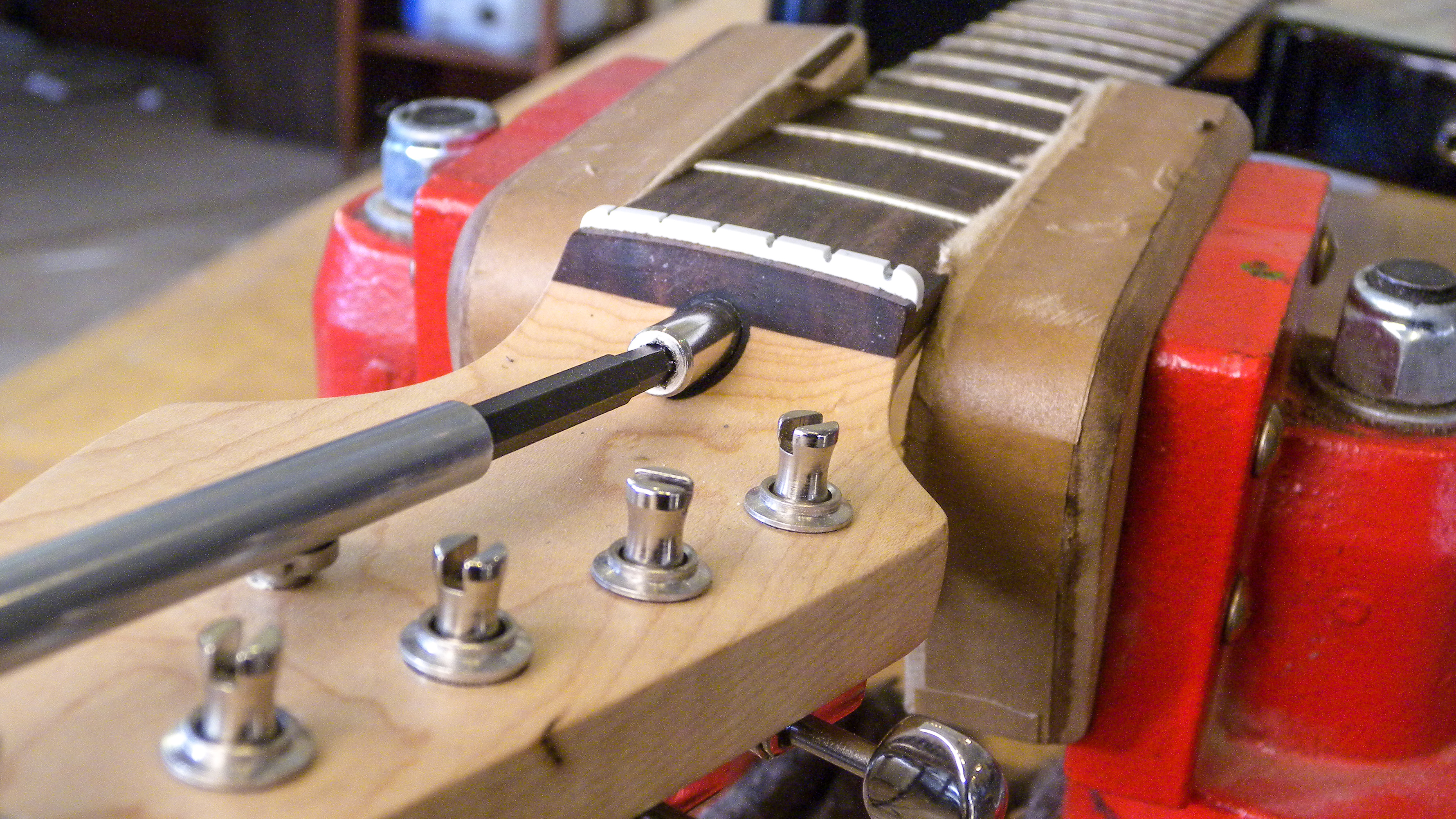 Schlechte Nachrichten: eine abisolierte Stange. Gute Neuigkeiten: eine einfache Lösung.