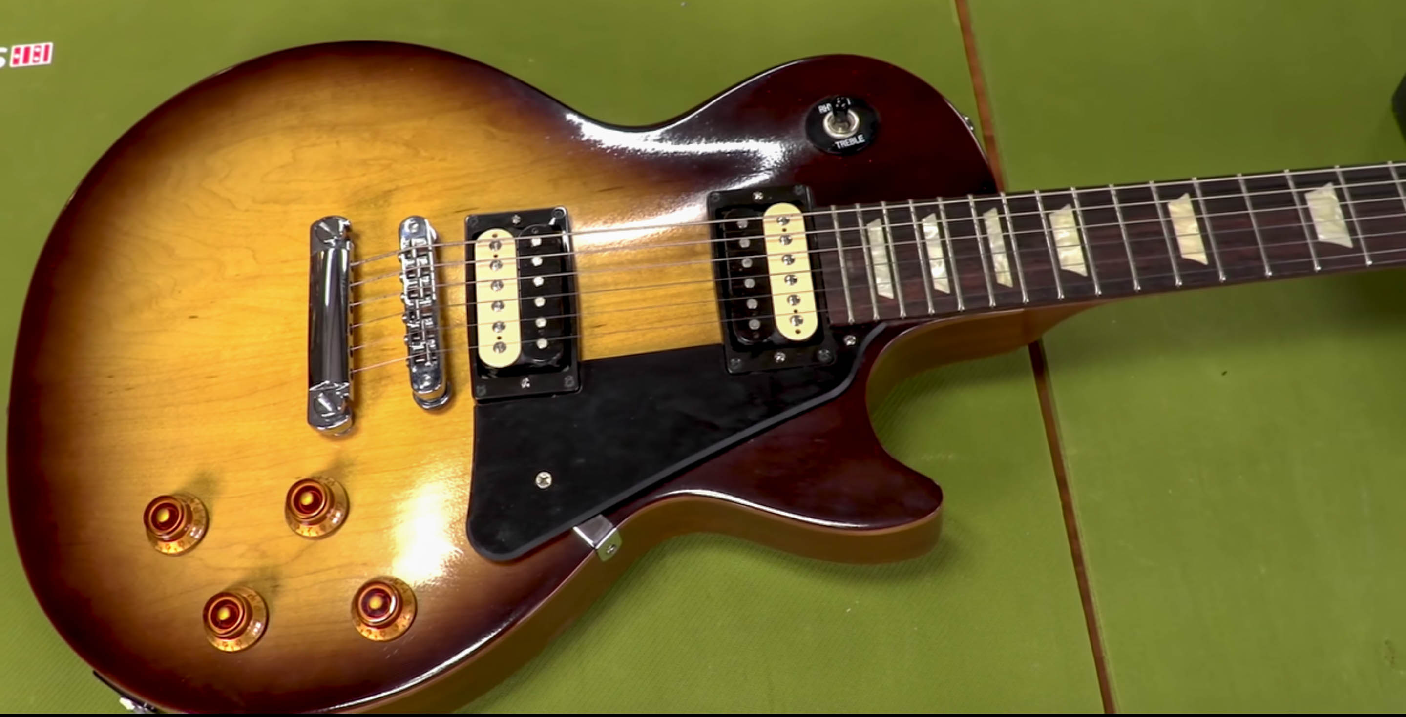 Gibson Les Paul mit Handlung, die zu hoch ist