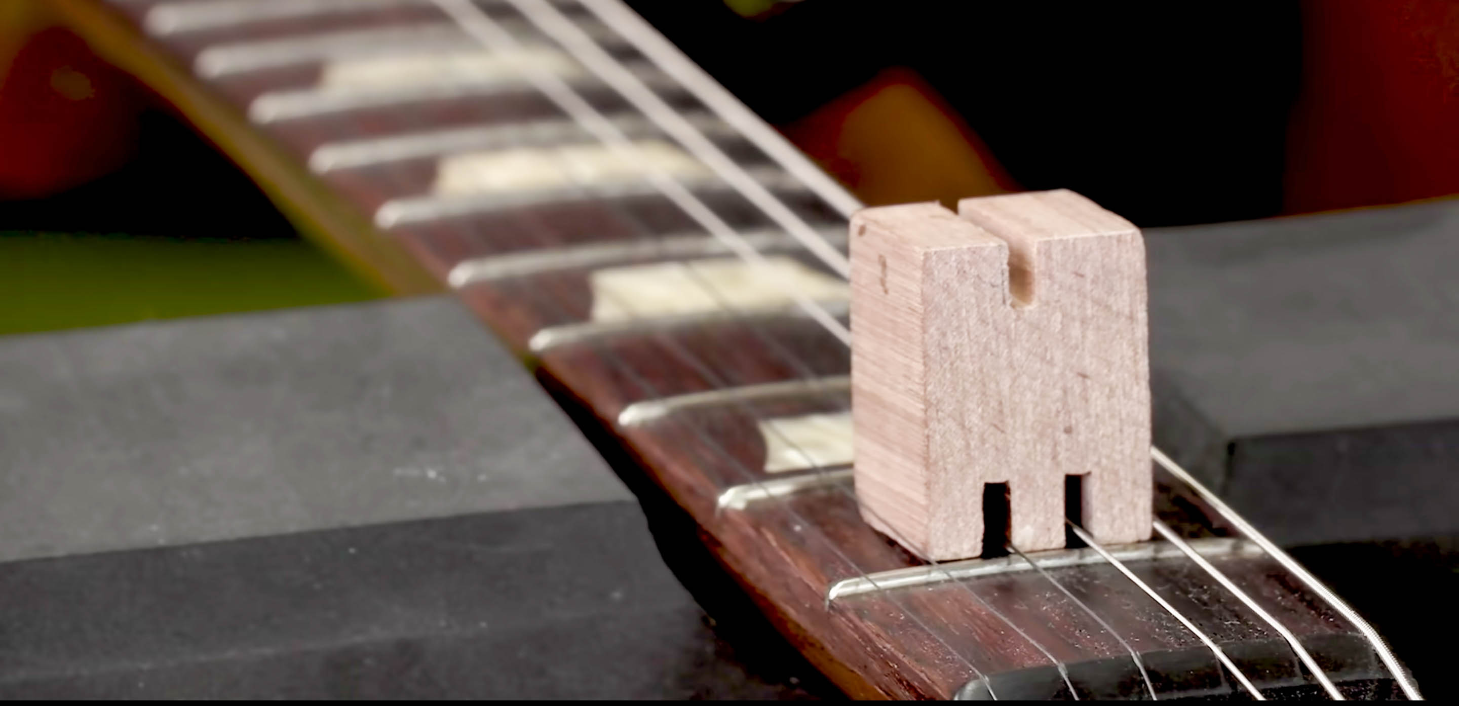 Eingekerbte Holzblöcke auf Brettbrett