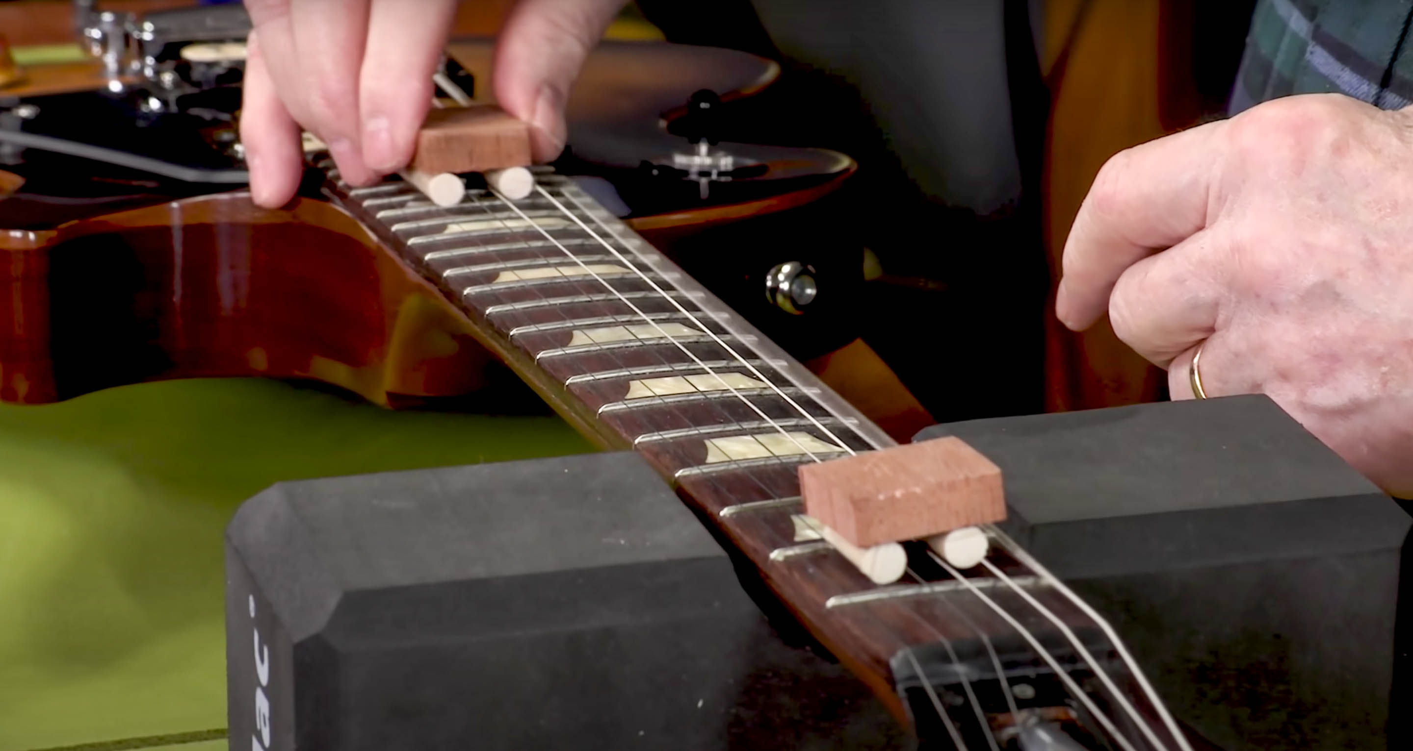 Schreinerebene auf Holzblöcken auf Brettbrett