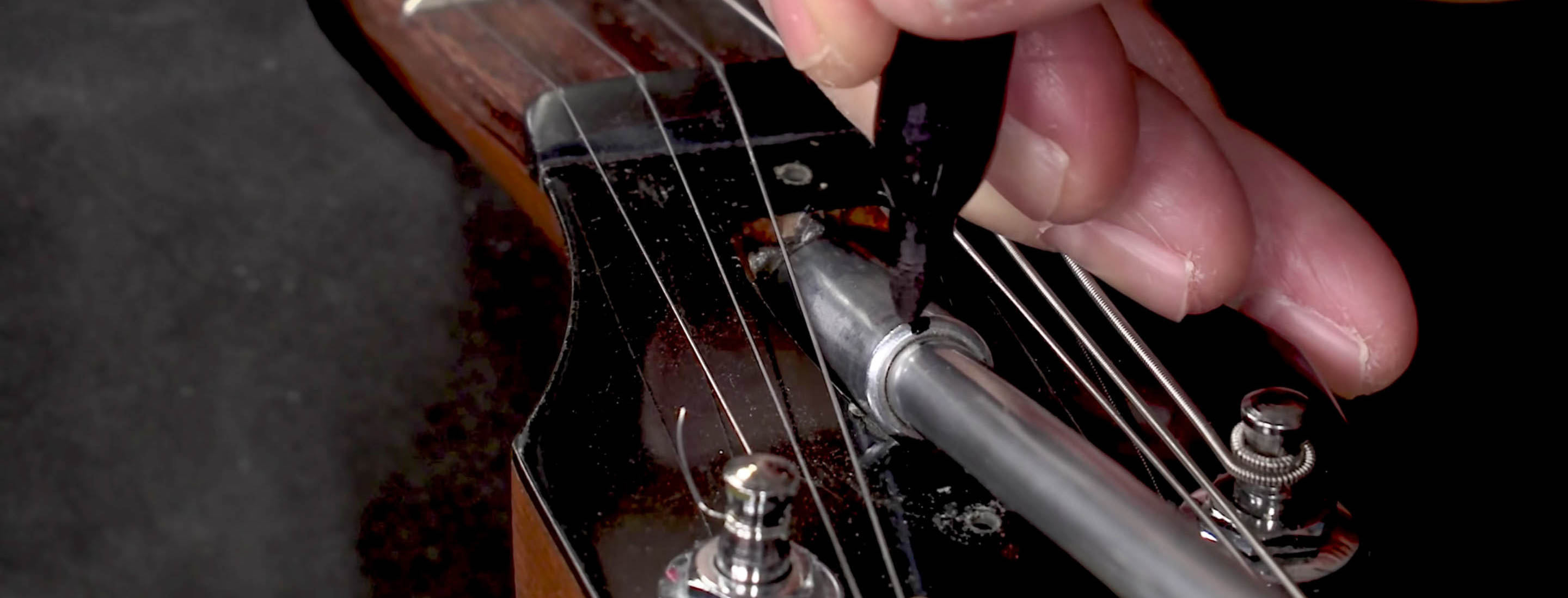 Anziehen der Mutter der Spannstange