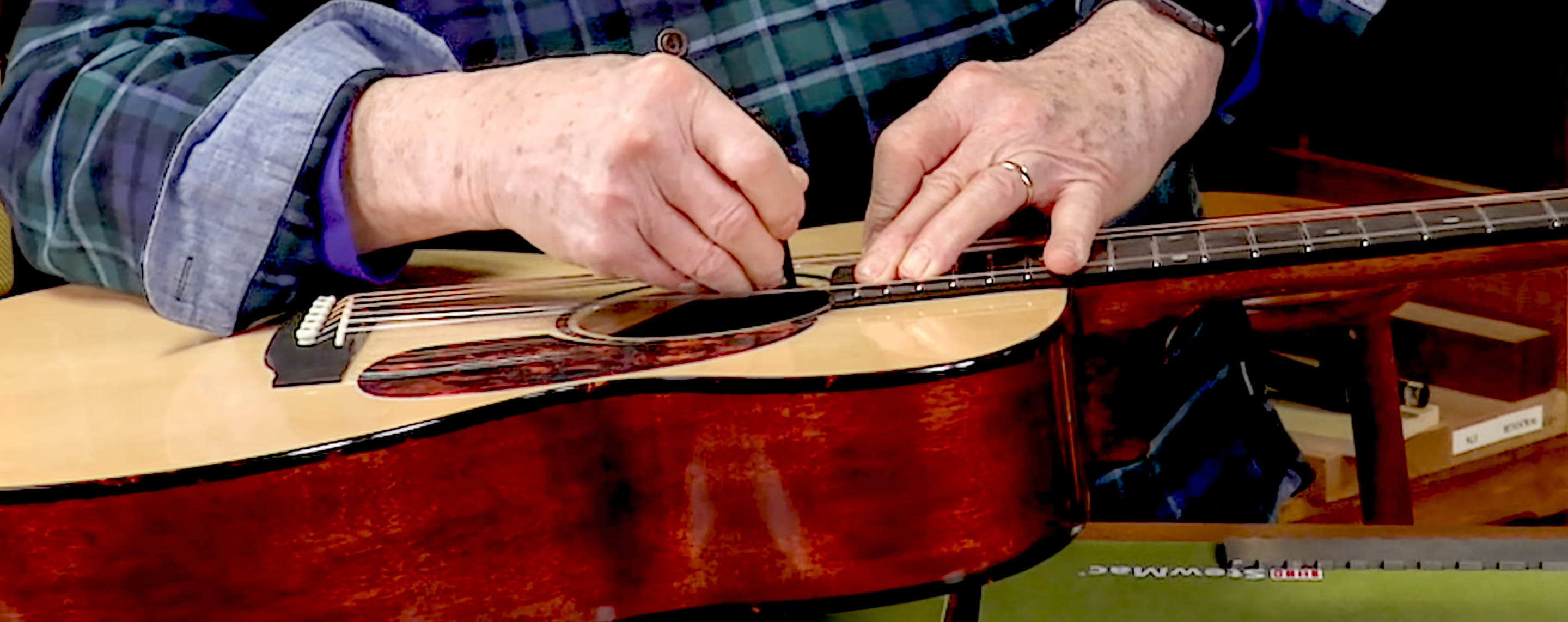 Einstellen der Stange auf einer Akustikgitarre