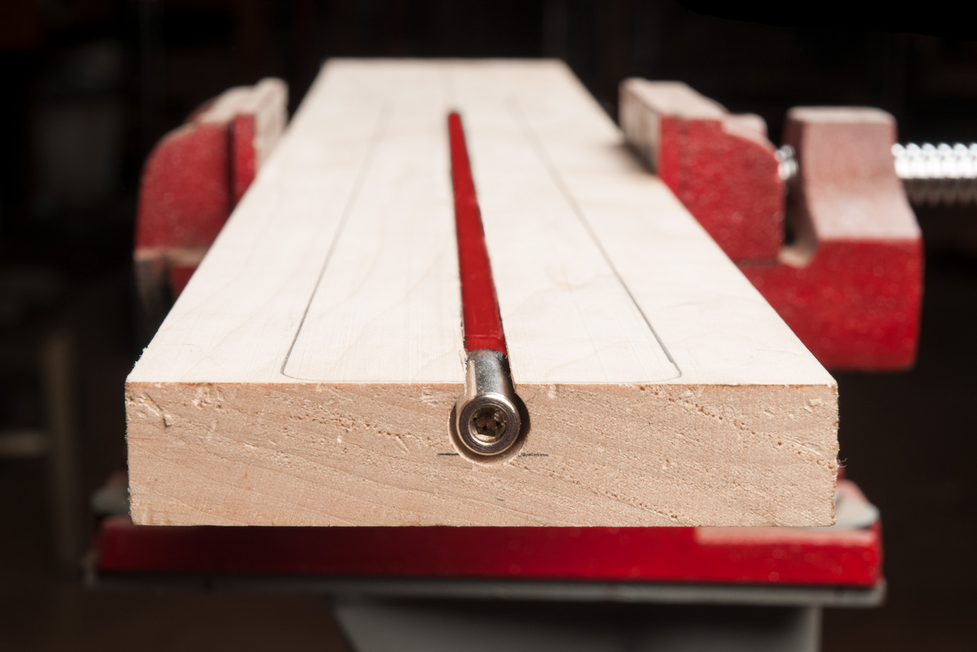 Halsrohling im Schraubstock mit installierter Stange