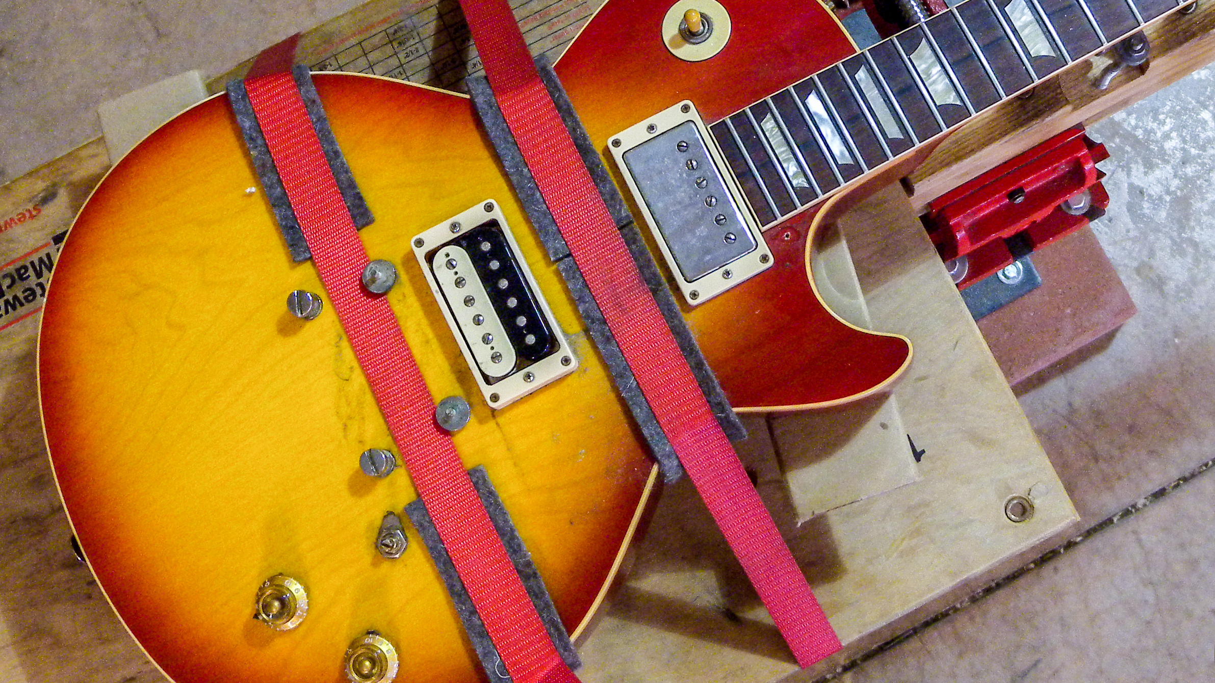 Vorbereitung einer Gitarre für ein professionelles Aufnahmedatum