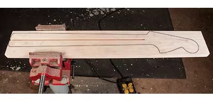 Niederprofiliger Spannstab im Schraubstock