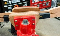 Die einstellbare Führung in den Kanal der Stange einsetzen.