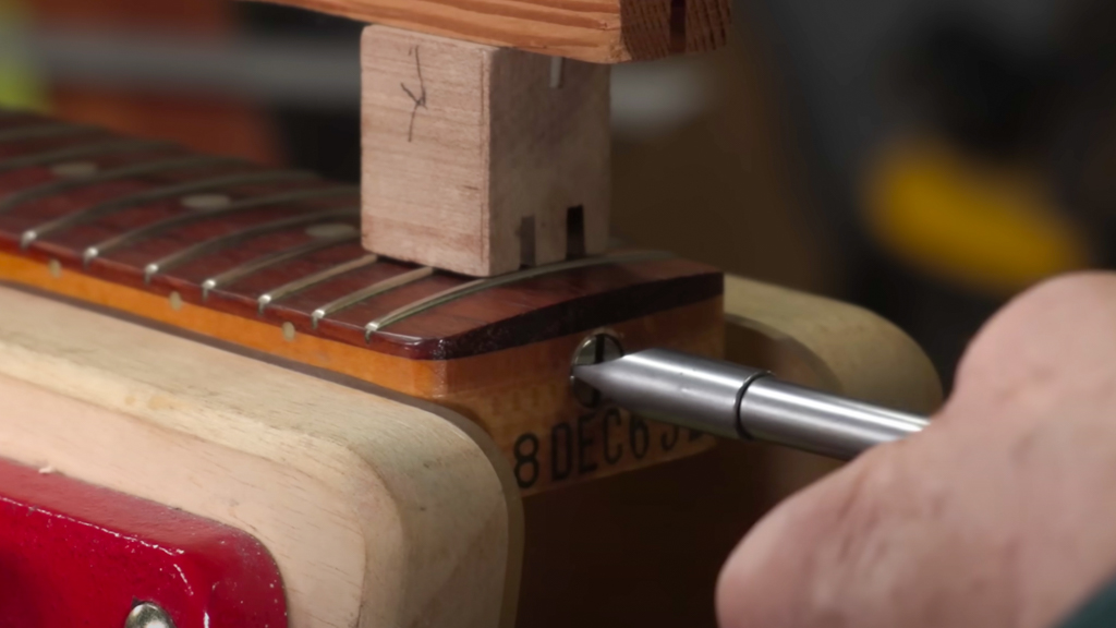 Tomo Fujitas '65  Fender Mustang befindet sich in GROSSEN Schwierigkeiten