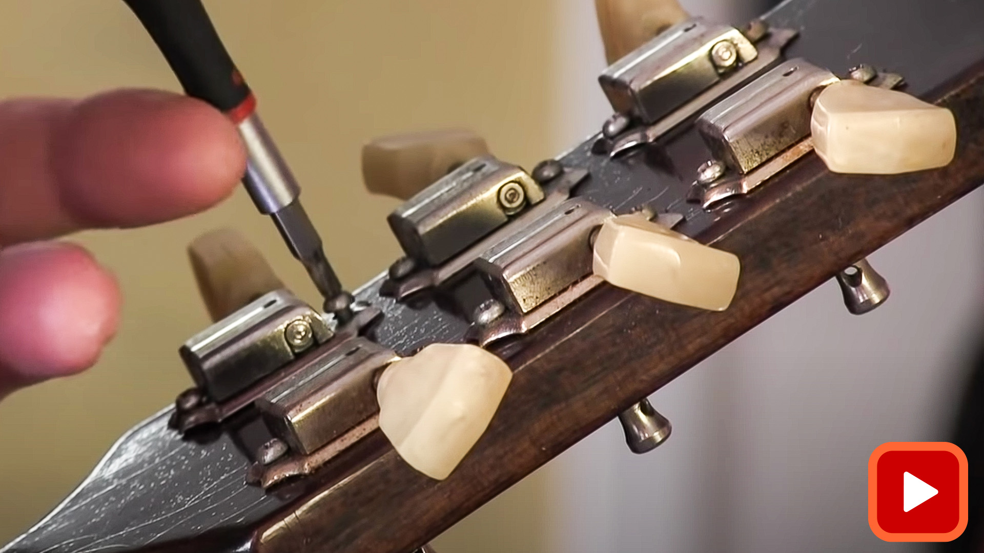 Schraubenzieher, der Tuner auf der Rückseite des Kopfteils installiert