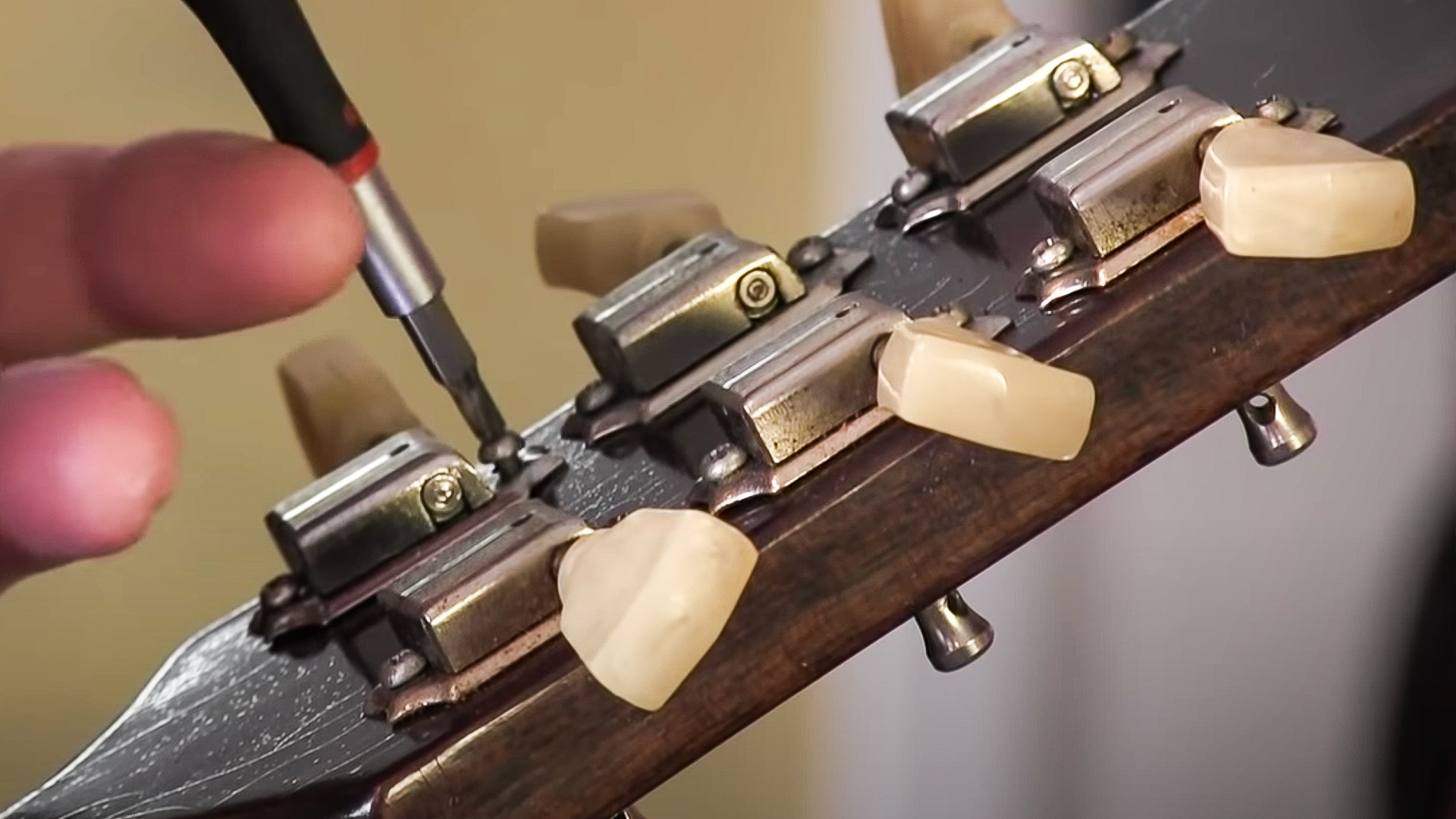 So reinigen und schmieren Sie verschmutzte alte Gitarren-Tuner