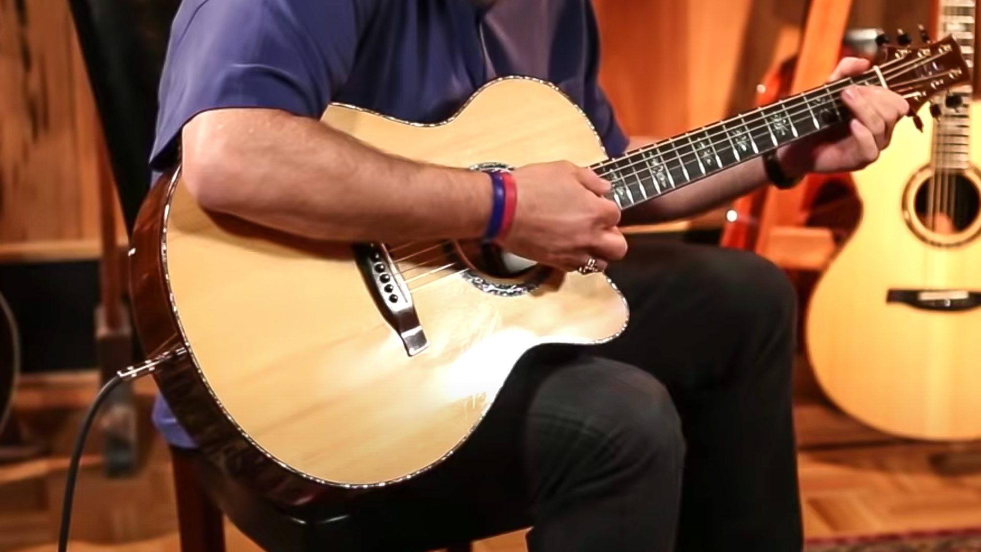 Ricky Skaggs – Mikrofon mit lyrischer Akustikgitarre