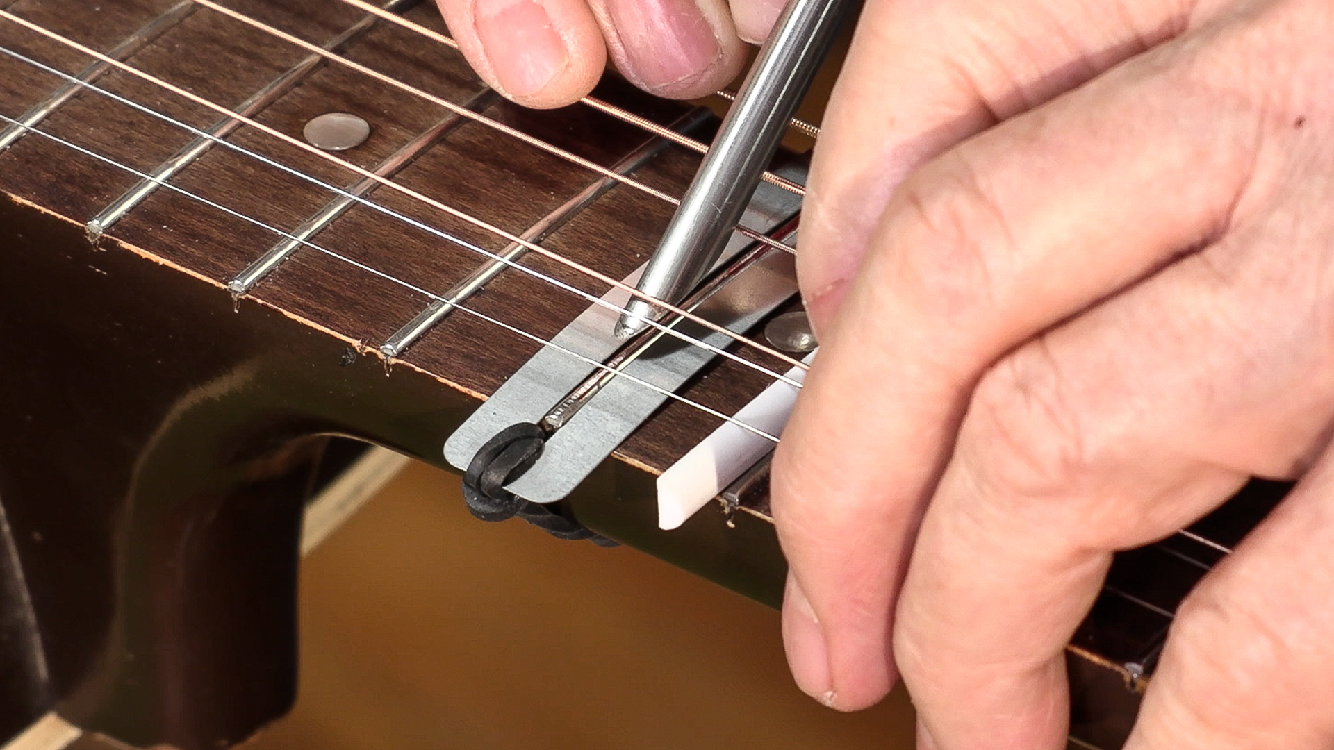 Reparieren Sie Fret Buzz mit eingeschalteten Strings!