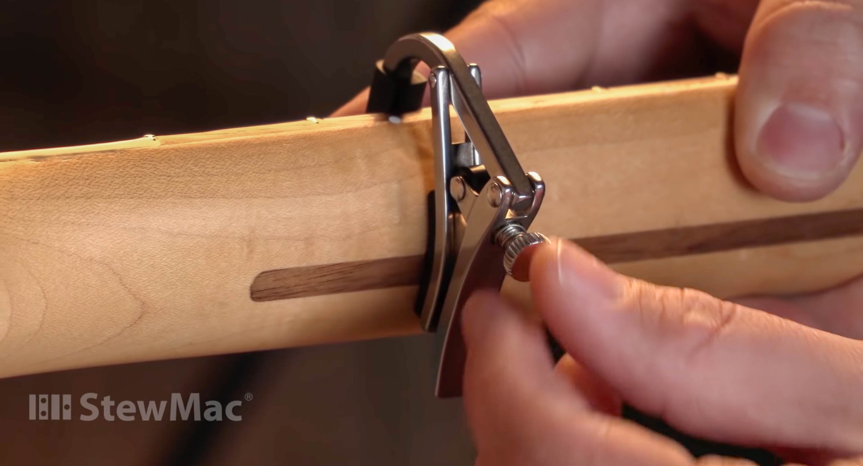 Einstellen der Spannung auf einem Schubb Deluxe Capo