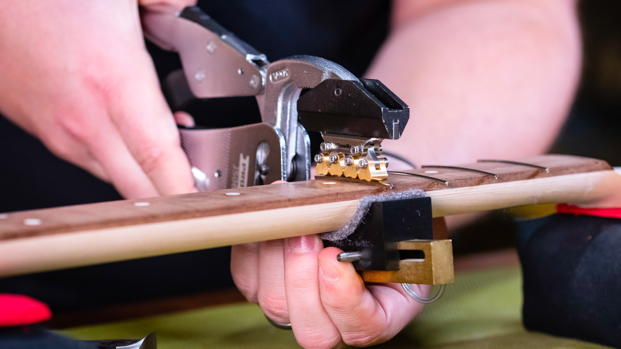 Einbau einer Fractal Fret Press in dein Jaws-Klemmsystem Einbau einer Fractal Fret Press in dein Jaws-Klemmsystem