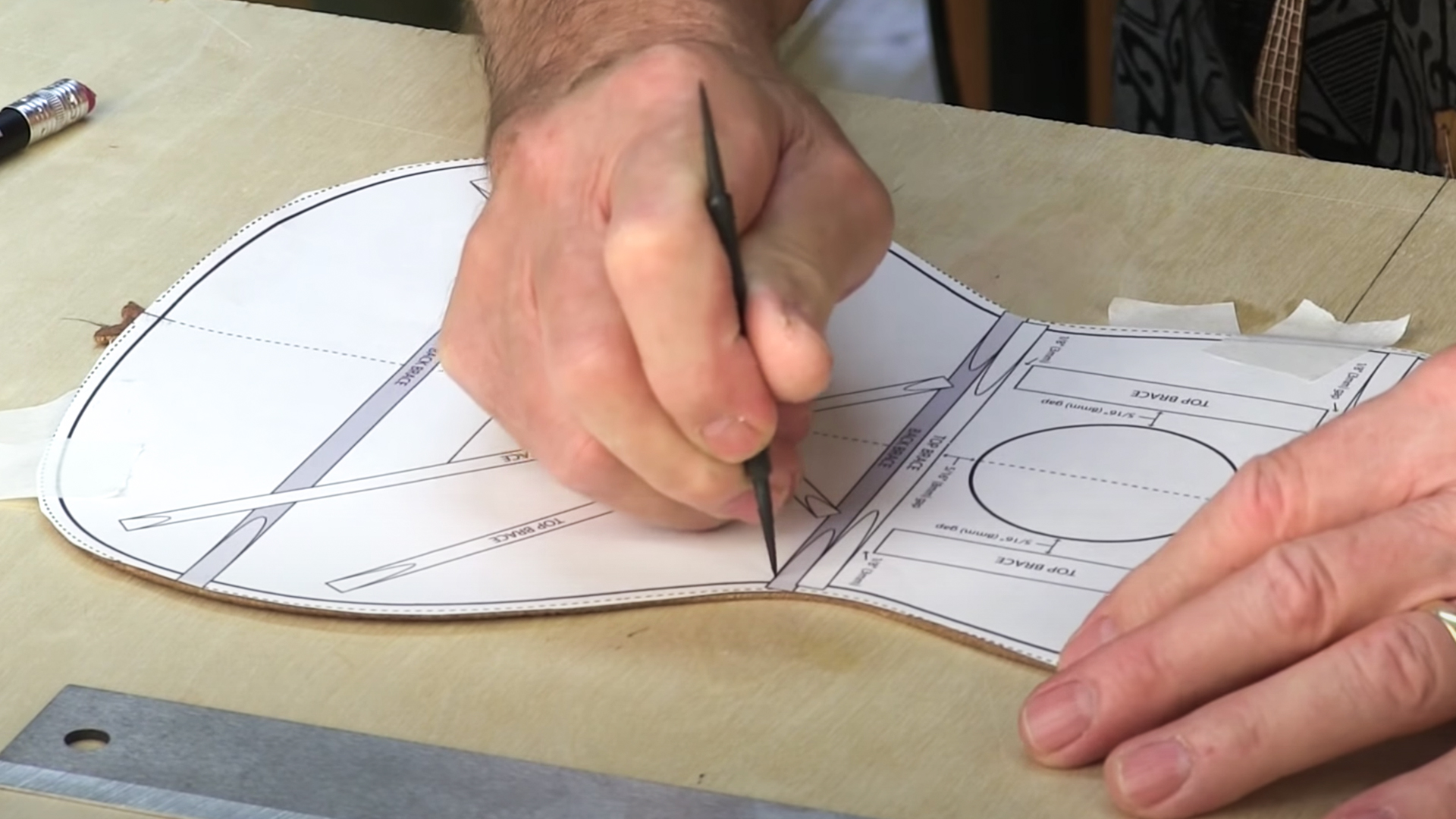 Handstracing des Ukulele-Musters mit Schreibfunktion