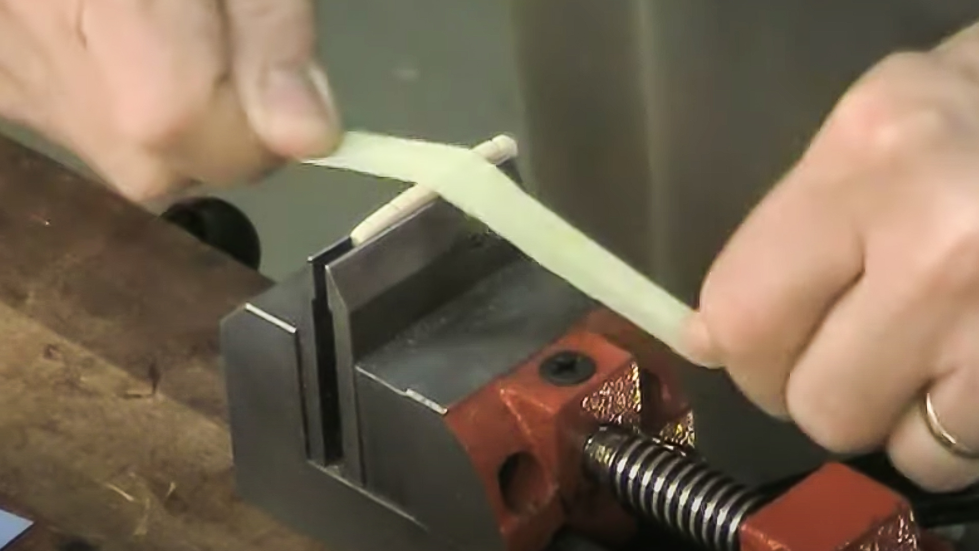 Flexible Polierpapiere für die Instrumentenarbeit