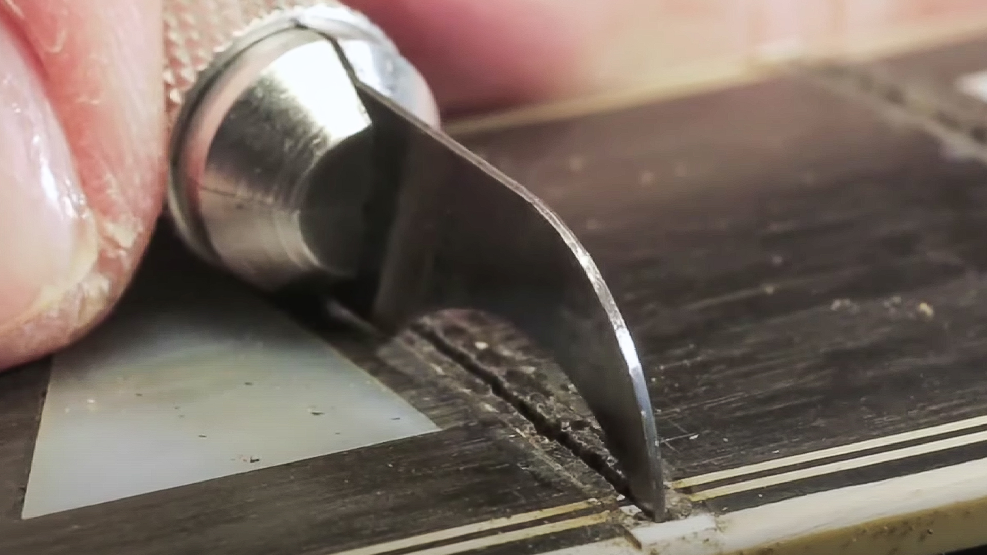 Werkzeug zum Reinigen von Bundschlitzen