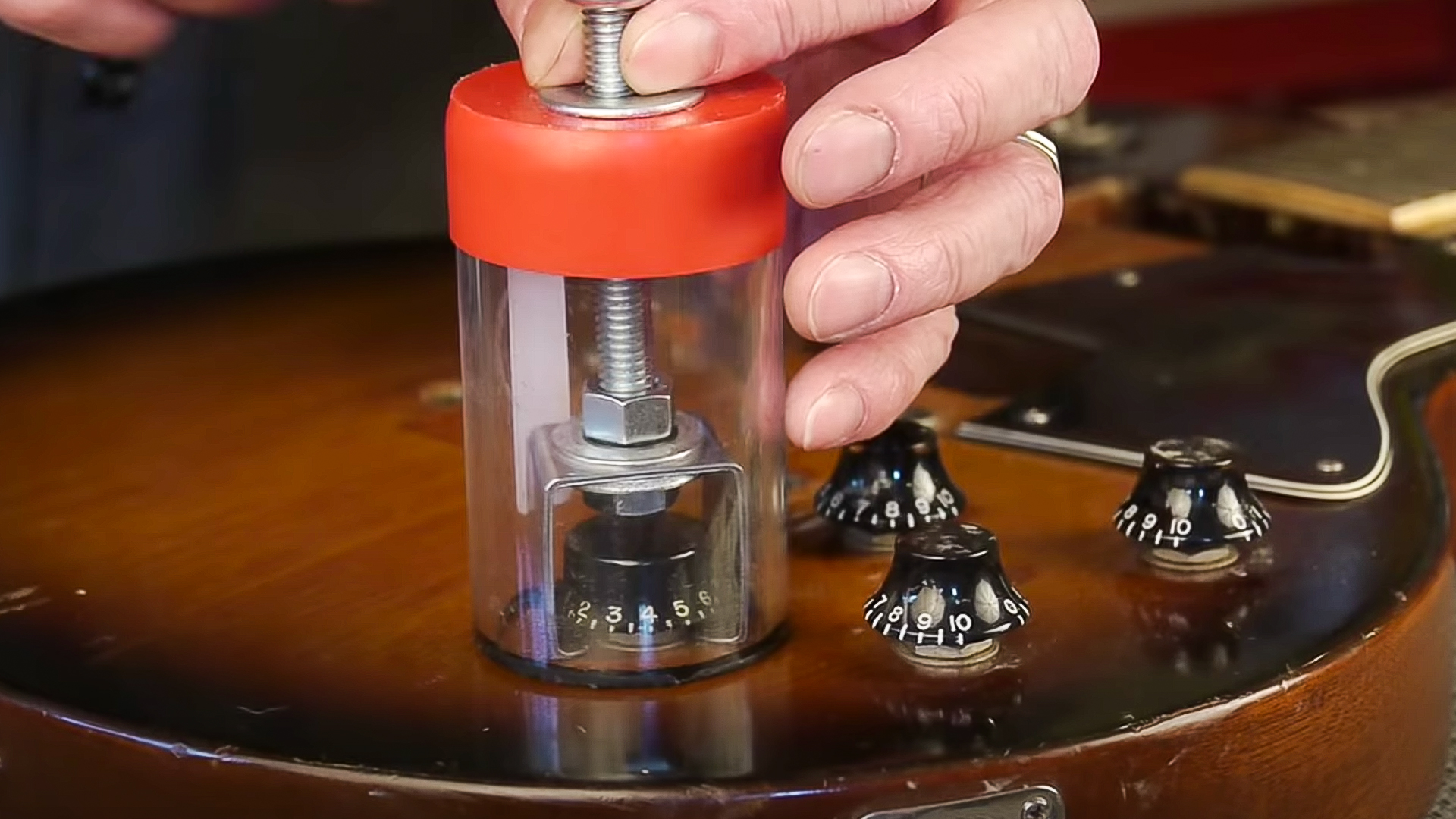 Gitarrenknopf-Abzieher vs. Knopf-/Buchsenabzieher