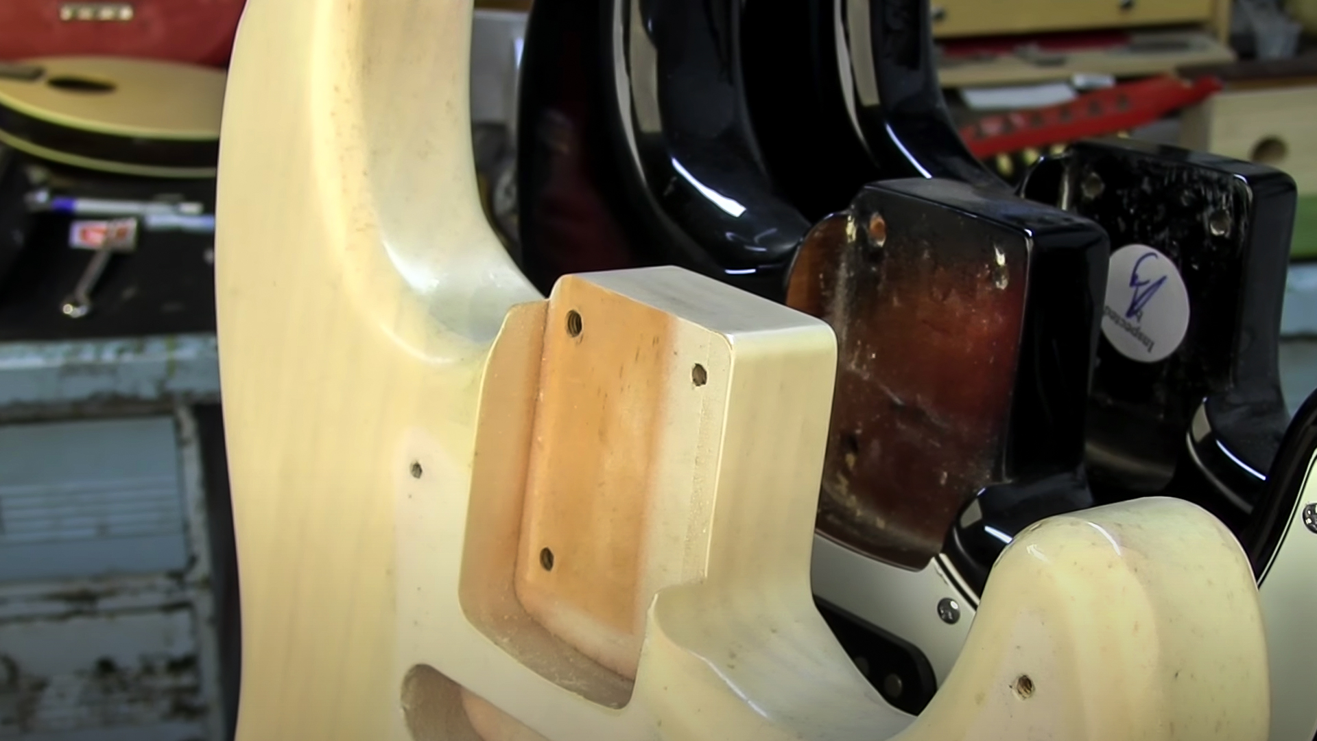 So routest du eine Tasche mit Hals und Fender Tasche