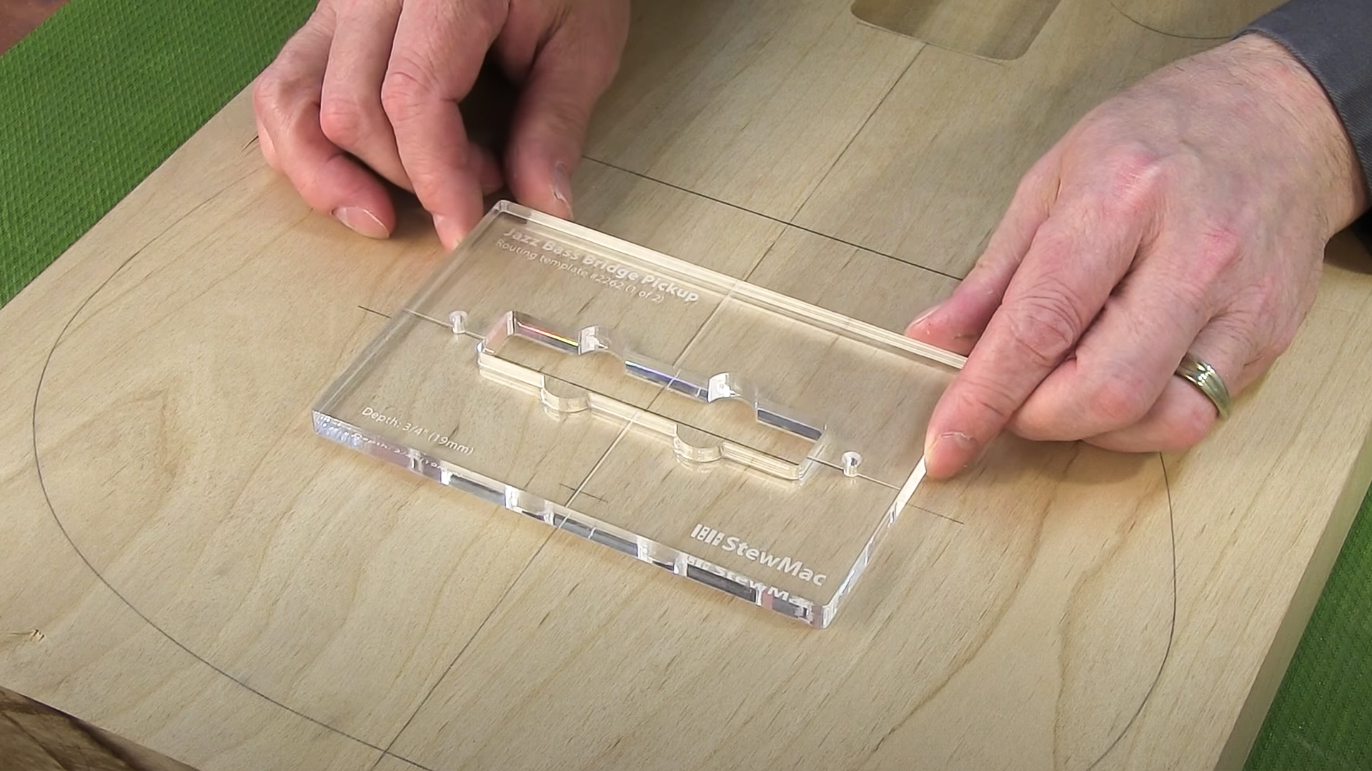 So routen Sie einen Kavitätenraum für die Aufnahme von Jazz Bass mit Vorlagen